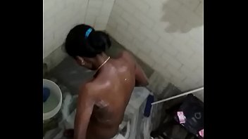 Похотливая брюнетка нежит вагину в ванной комнате и сквиртует
